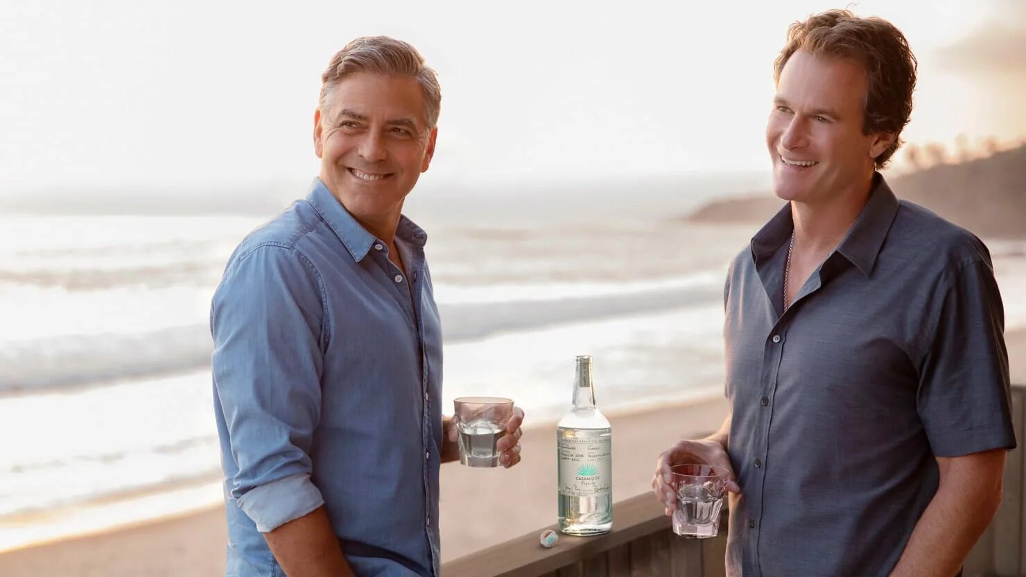 С недавнего времени. Текила Джорджа Клуни. Вино Клуни Casamigos. Джордж Клуни и алкоголь. Бренд текилы Джорджа Клуни.