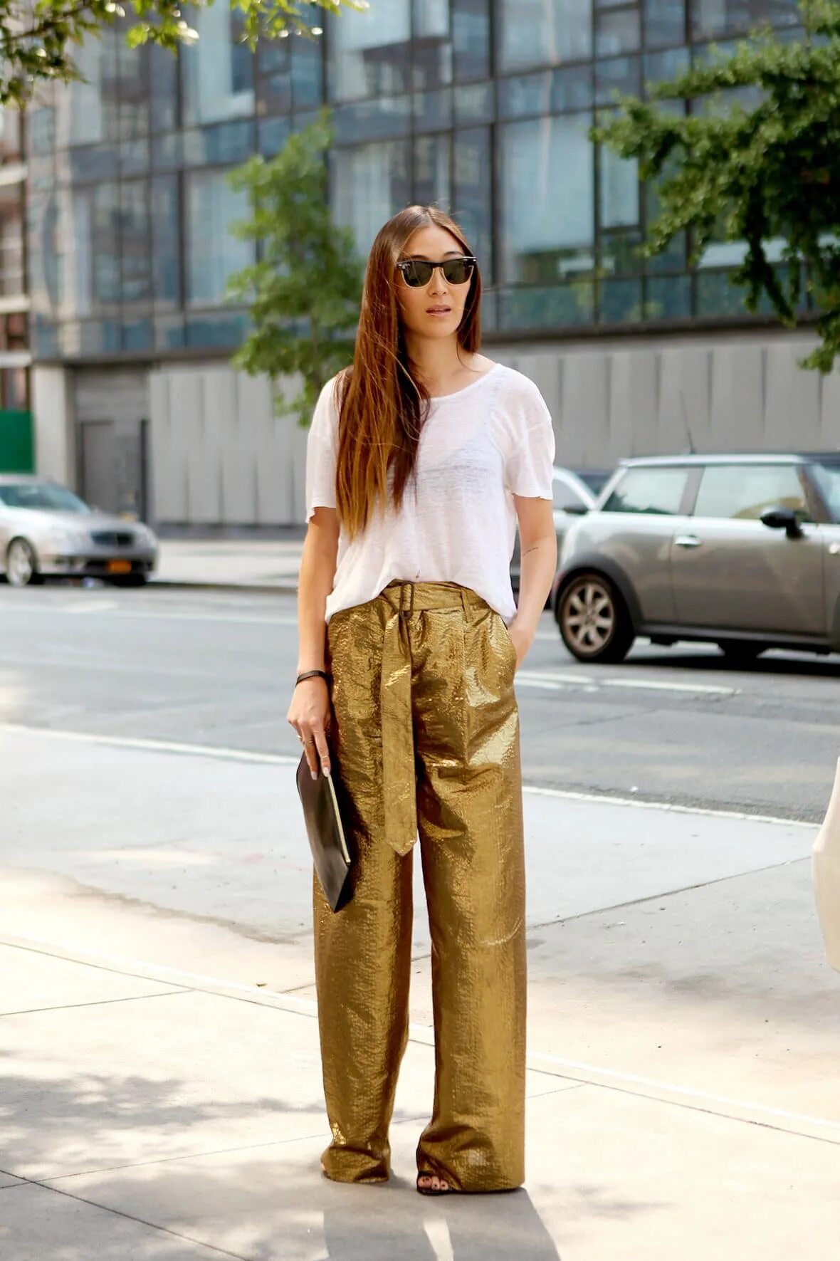 Брюки палаццо осень 2020 streetstyle. Черные штаны палаццо стрит стайл. Брюки палаццо outfit. Что одеть с широкими штанами. Брюки-палаццо с завышенной талией с топом.