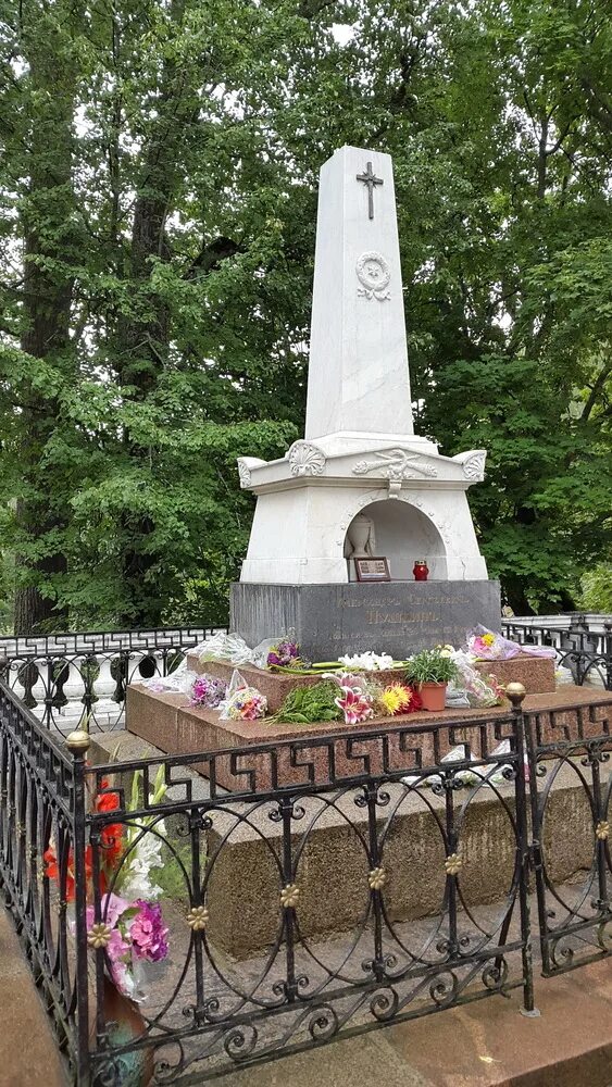 пушкин похоронен в святогорском монастыре. святогорский монастырь пушкинские горы могила пушкина. а. село михайловское могила пушкина. святогорский монастырь пушкинские горы могила пушкина.