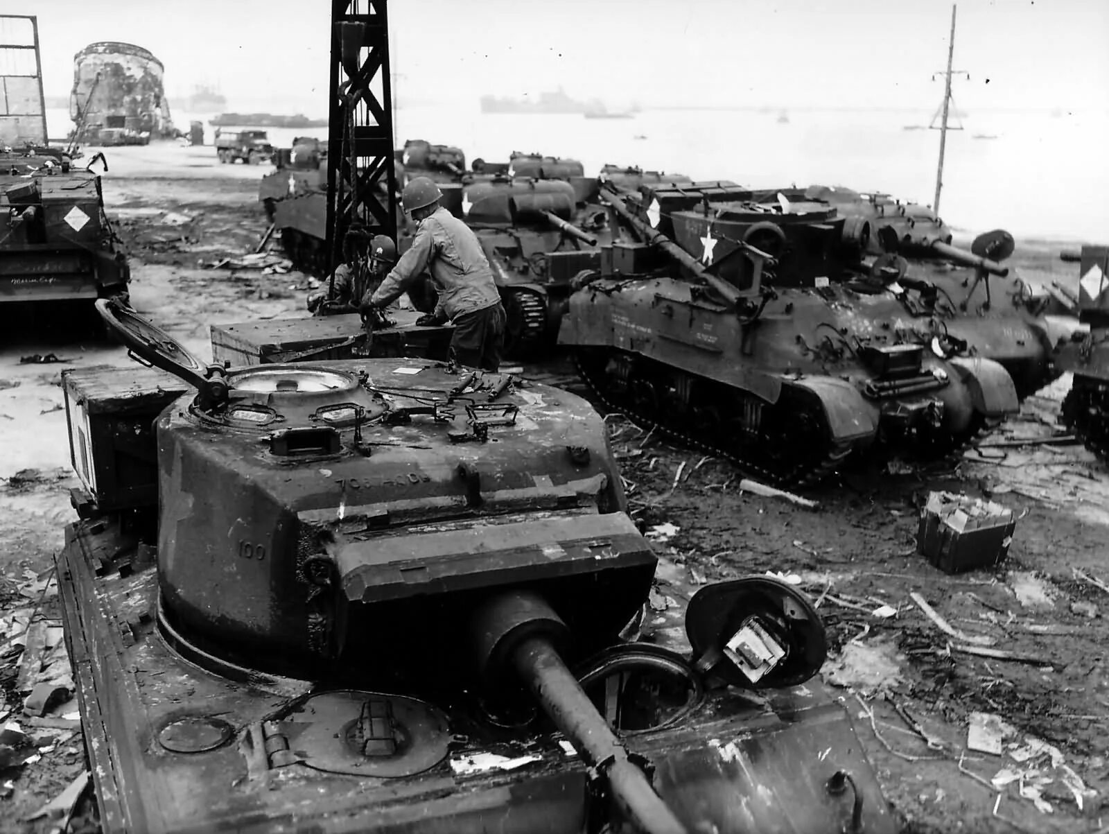 Потери танков во второй. Танк м4 Шерман в Нормандии. Танк Шерман 1944. Танка m4a3e2 Jumbo Франции. Американские танки Нормандия 1944.
