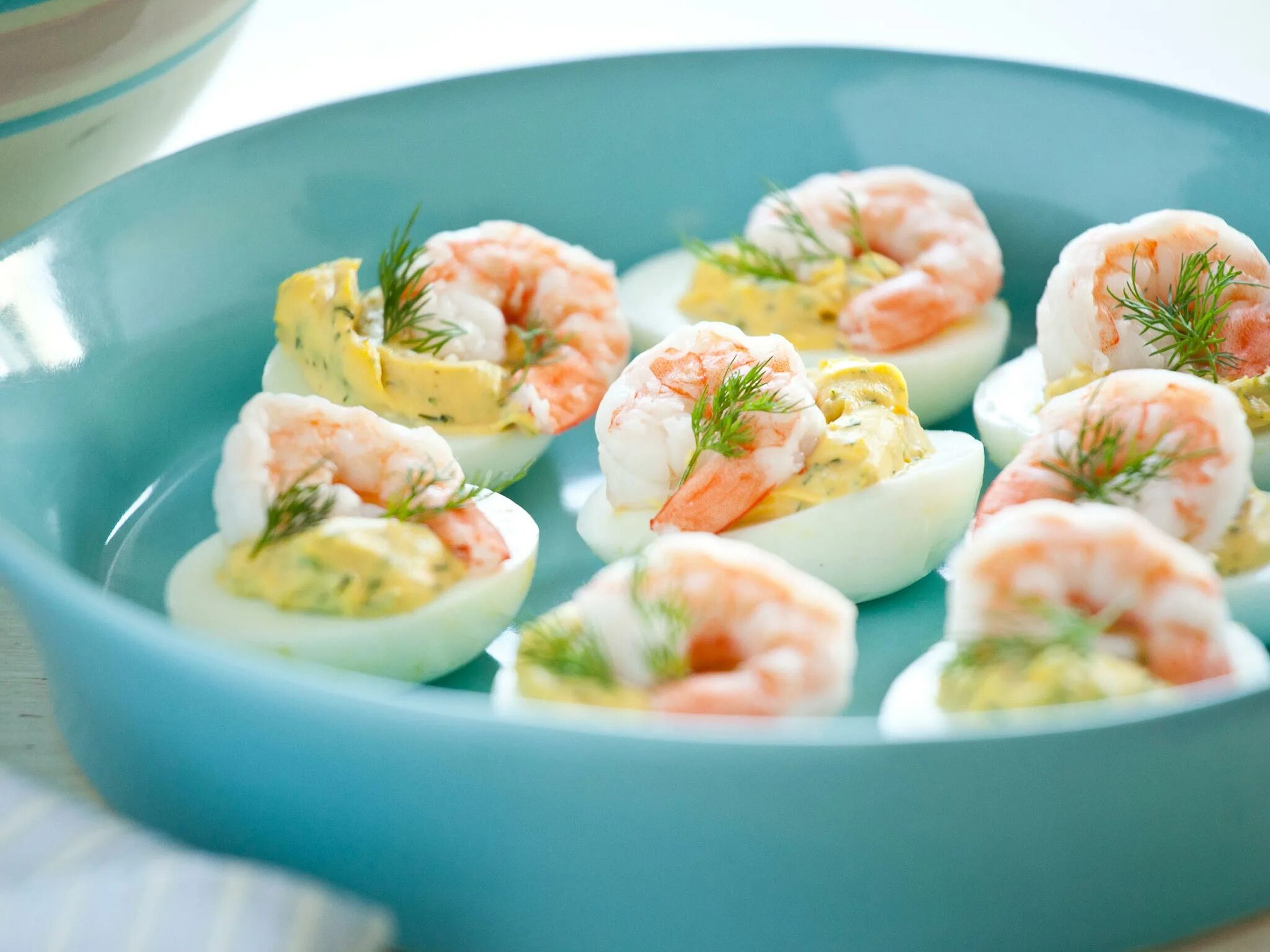 Shrimp eggs. Закуска из яйца и креветок. Chinese fried eggs. Боул с креветками. Закуска с перепелиными яйцами.
