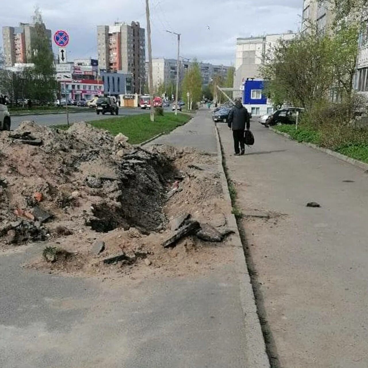Жители города жалуются. Фото тротуара в городе. Яма фото. Раскопанные города. Роет яму.
