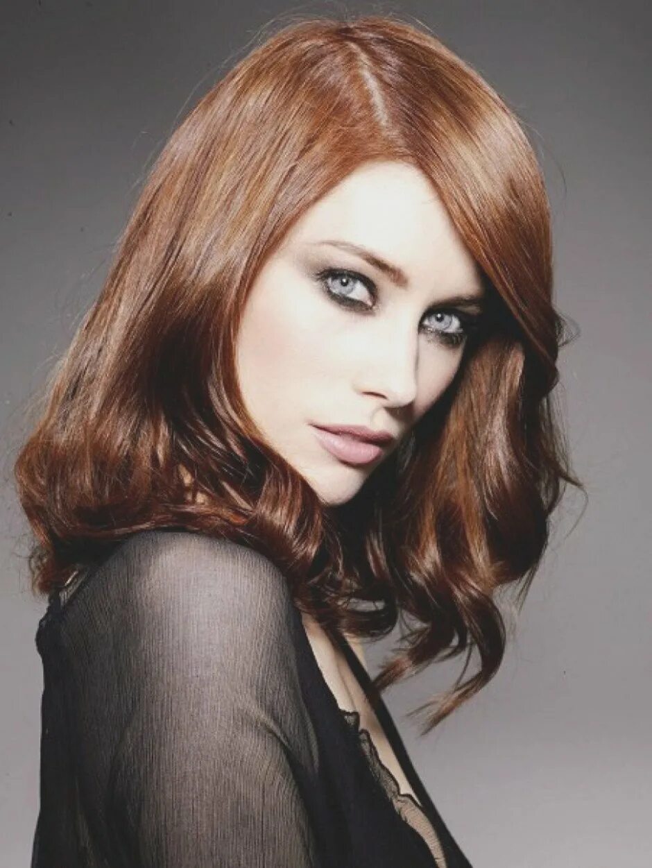 Каштаново медный 6. Цвет волос dark auburn brown. Каштановый с рыжиной цвет волос. Каштаново рыжие волосы. Рыжевато каштановый цвет волос.