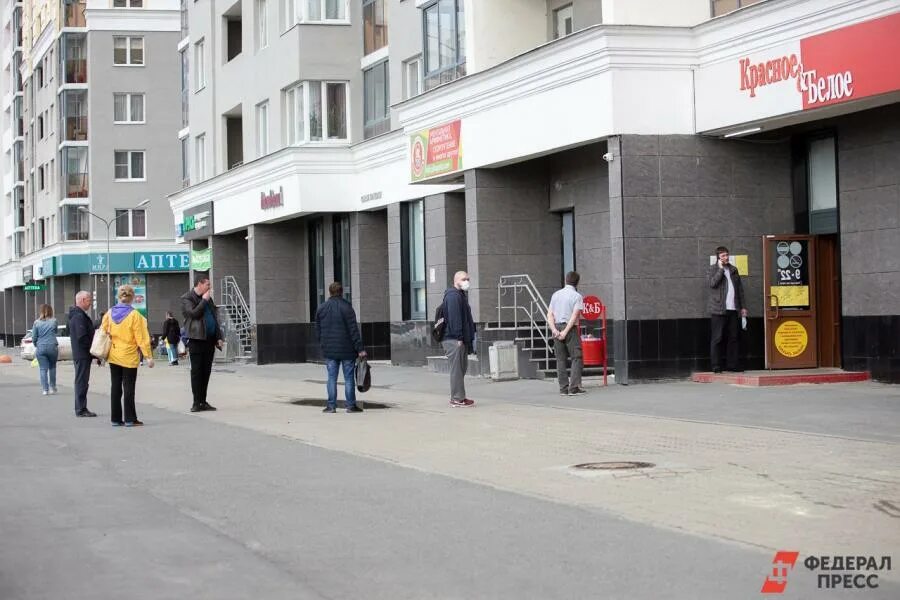 Очередь на кассе. Очередь в красно белое. Очередь в красно белое. Красное и белое фото магазинов. Очередь в красно белое.