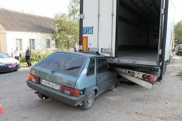 Наезд на стоящее тс. Наезд на стоящее транспортное средство. дтп наезд на стоящее тс. наезд легкового автомобиля на грузовой.
