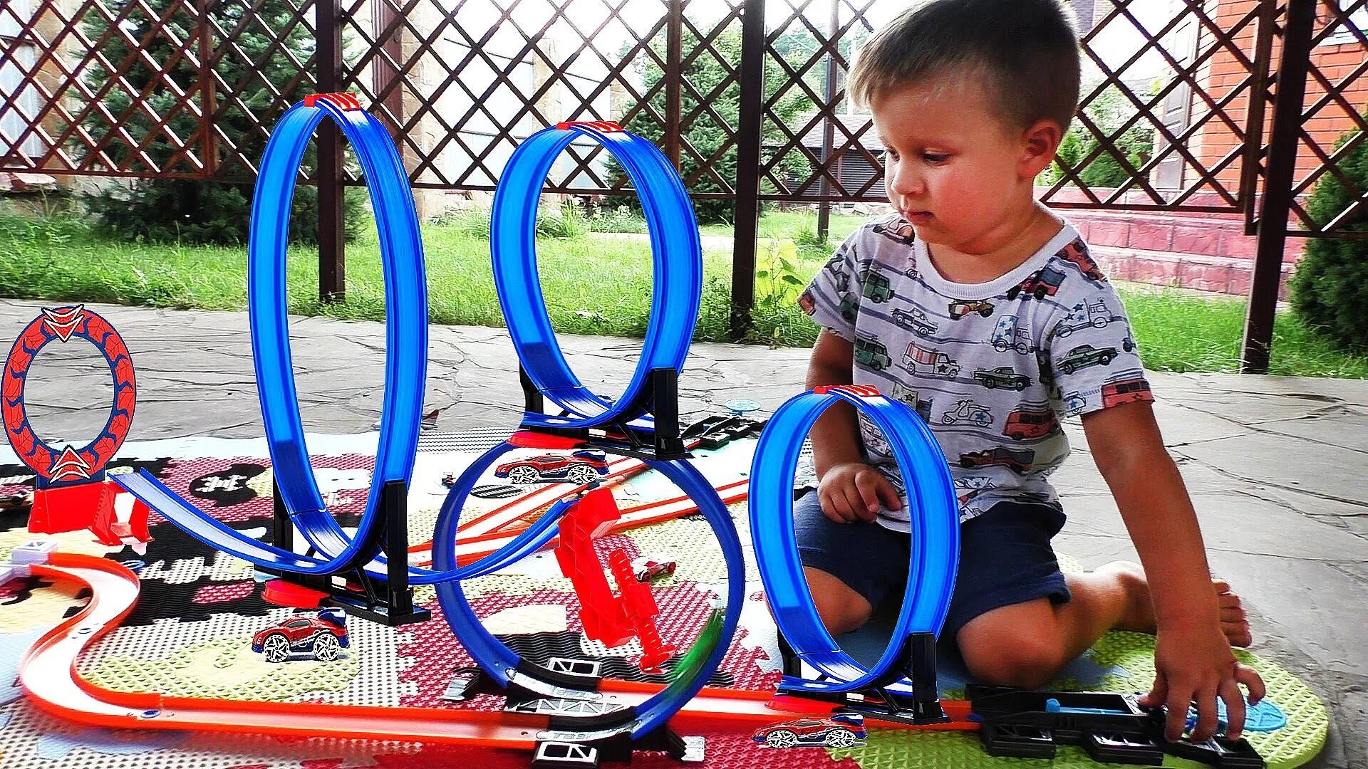 Hot wheels дети играют. Самые крутые треки. Даник хот Вилс. Boys playing with hot Wheels. Hot Wheels track Manga.