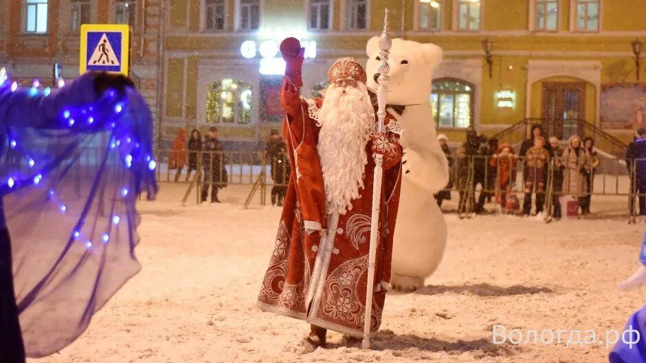 Новогодняя вологда. Кремлевская площадь вологда. Вертеп храма христа спасителя рождественский. Рождество вологда. Новогодняя радуга.