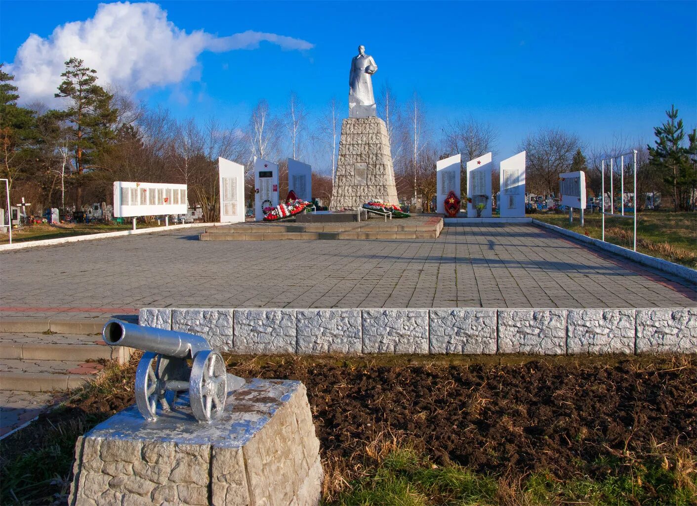 Абинский район краснодарского края ольгинский. Мемориальный комплекс Абинск. Г Абинск Краснодарский край. Памятник Братская могила Ахтырский. Мемориальный комплекс станица Федоровская Абинский район.