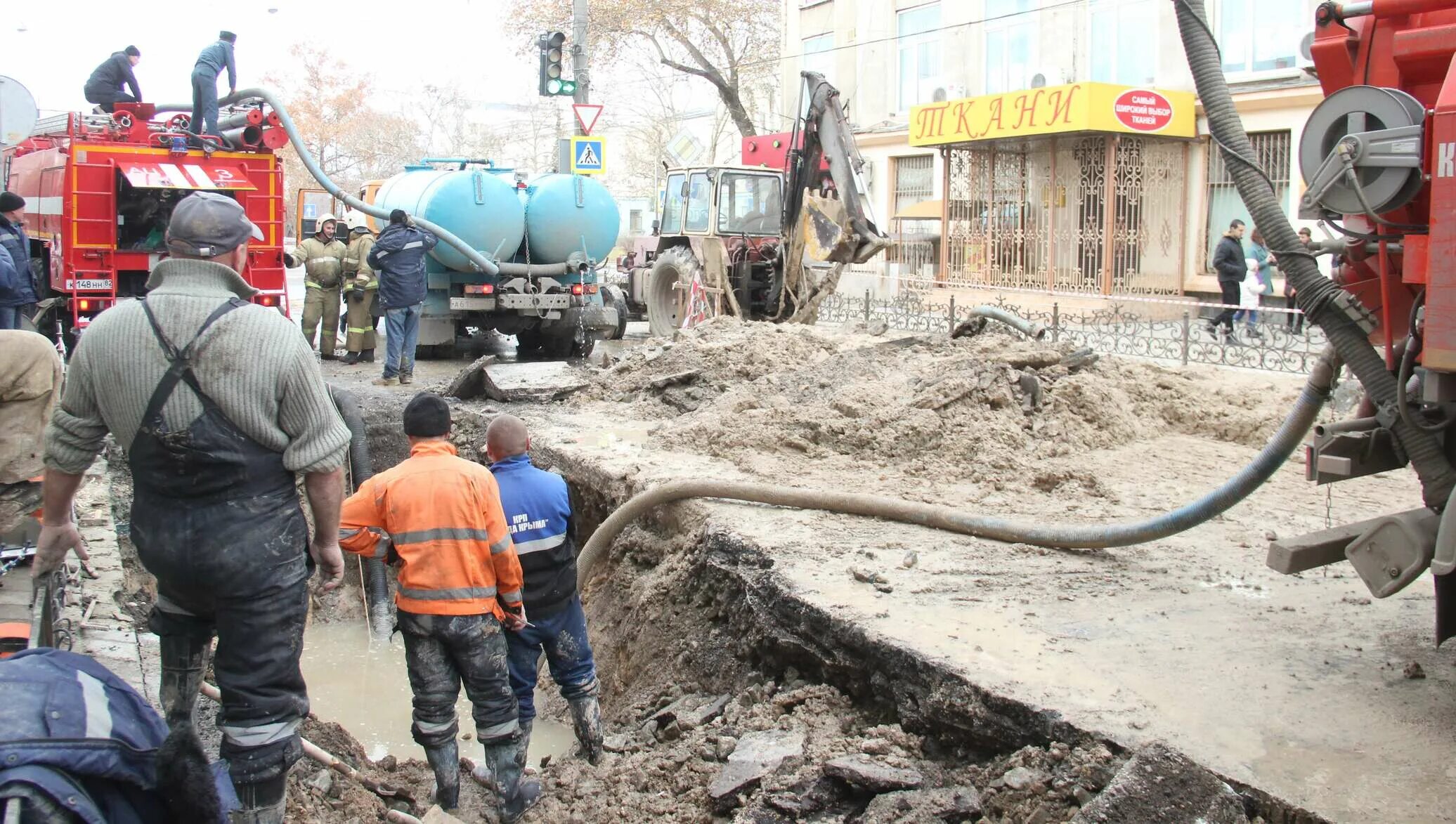 Симферополь без воды. Авария на водоводе Евпатория. Устранение аварии на водоводе. Авария на водоводе в Евпатории сегодня. Ктльные ямы в Крыму в Крыму.