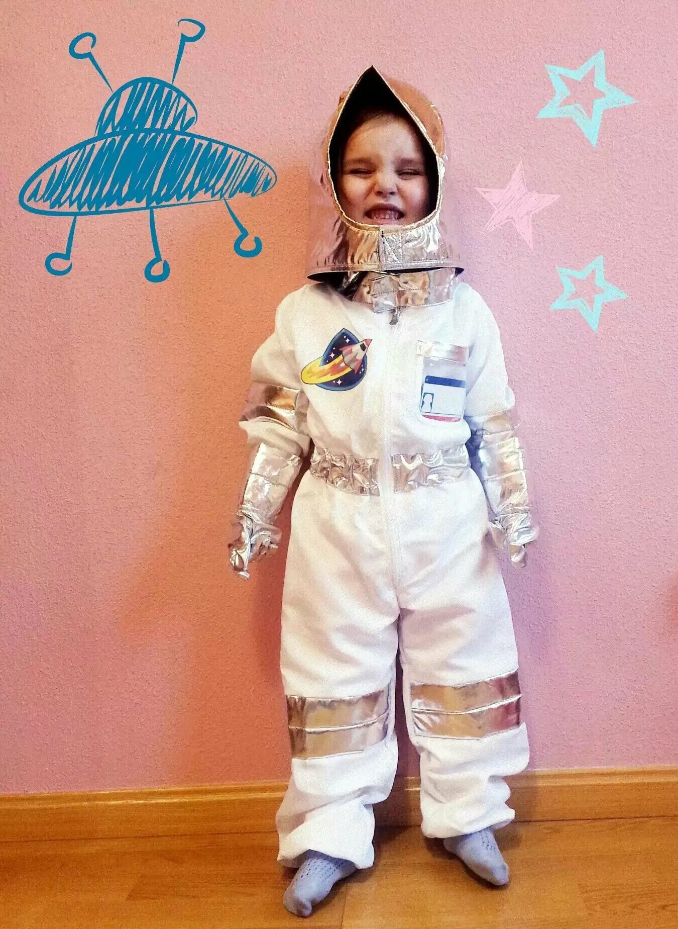 Костюм космонавта в садик. Космические костюмы для детей. Костюм ребенку на космическую тему. Костюм Космонавта для детей. Космический костюм в садик.