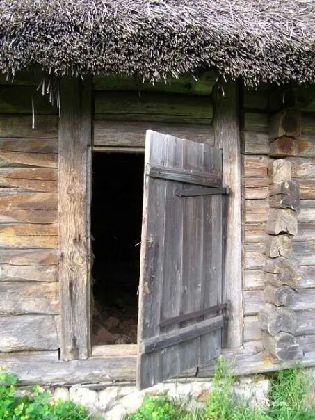 Хату открывай. Дверь в деревне. Старинная дверь в избу. Дверь в деревенском доме. Двери в старинных домах.