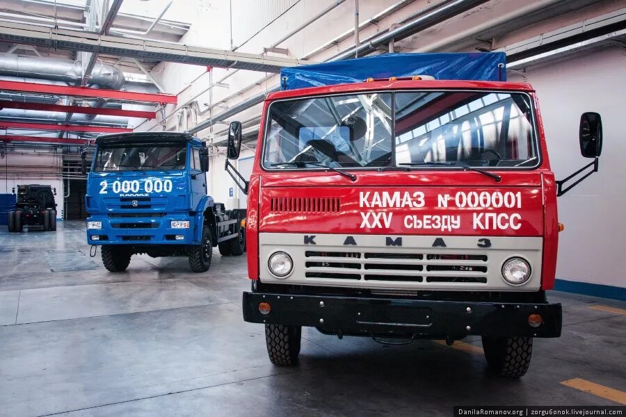 Автомобили камаз 1. КАМАЗ 5320 первый КАМАЗ. КАМАЗ 5320 С завода. КАМАЗ 5320 1976 года. КАМАЗ 5320 новый с завода.