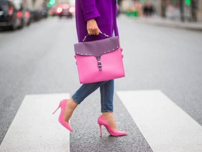 Нужно быть в тон. Сумка к розовым туфлям. Туфли розовые. Яркая сумка в образе. Образ с розовыми туфлями.