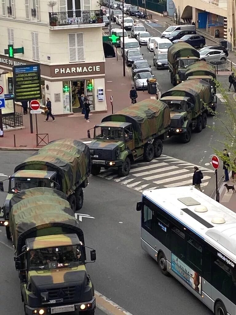 Объявят военное время. Военный город. Французские военные. Военное положение. Французская Военная техника.