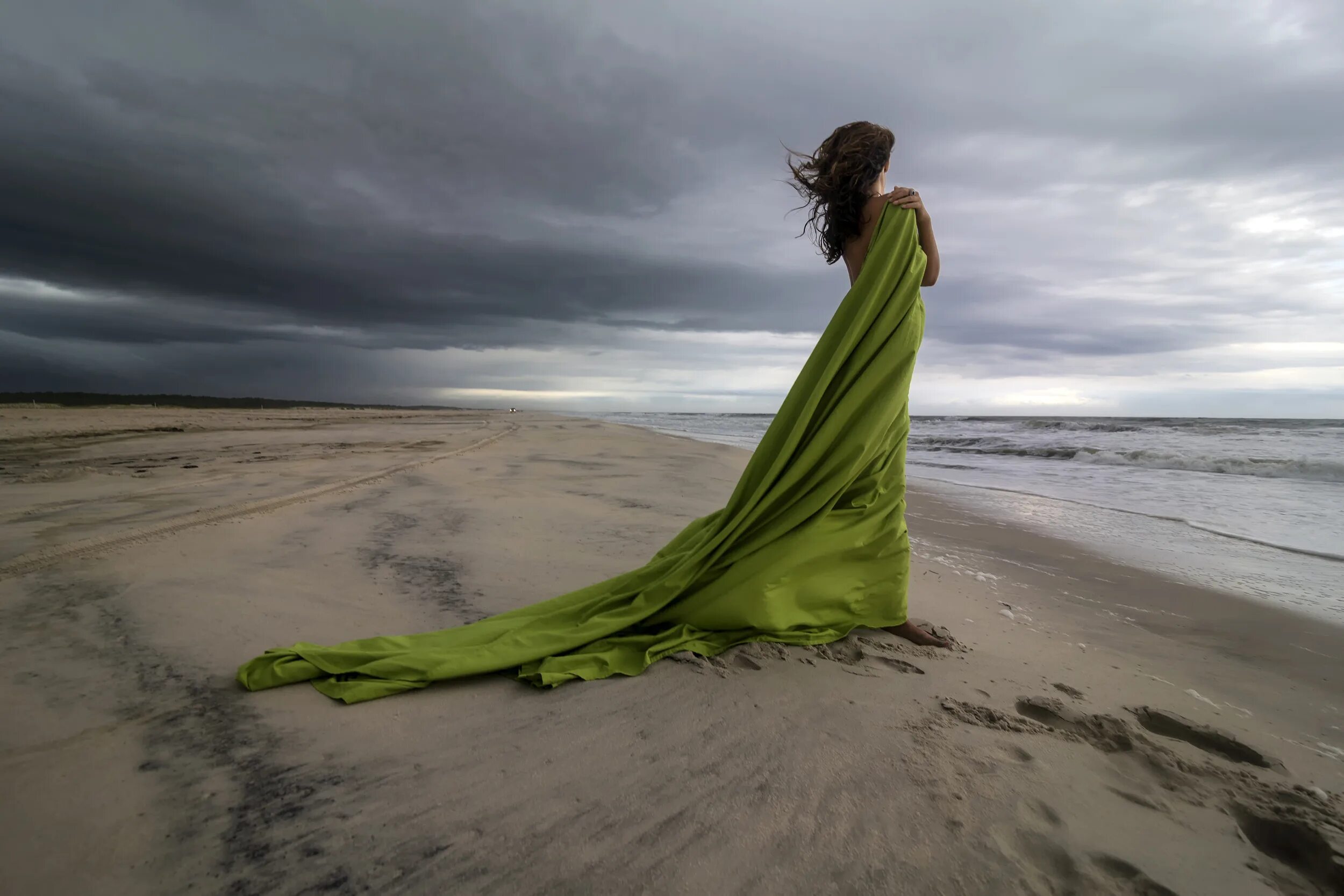 Девушка ждет на берегу моря. Девушка в зеленом платье у моря. Девушка на берегу моря. Девушка в зеленом платье. В дали от суеты