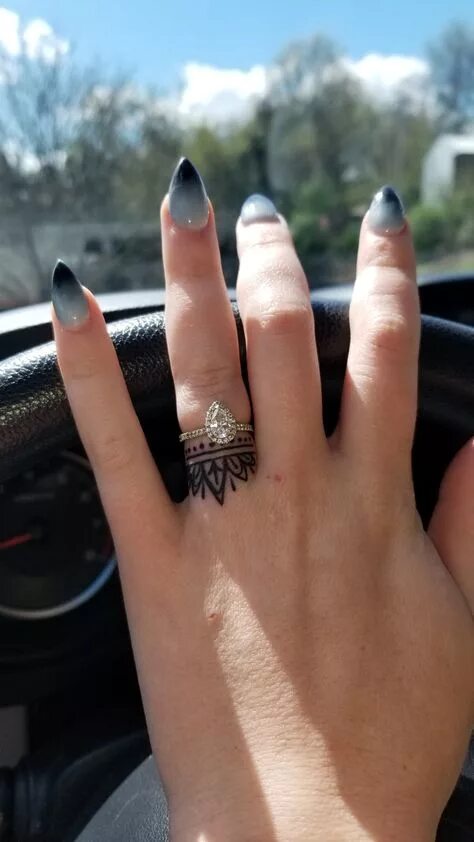 Alianzas modernas Men finger tattoos, Wedding band tattoo, Ring finger tattoos