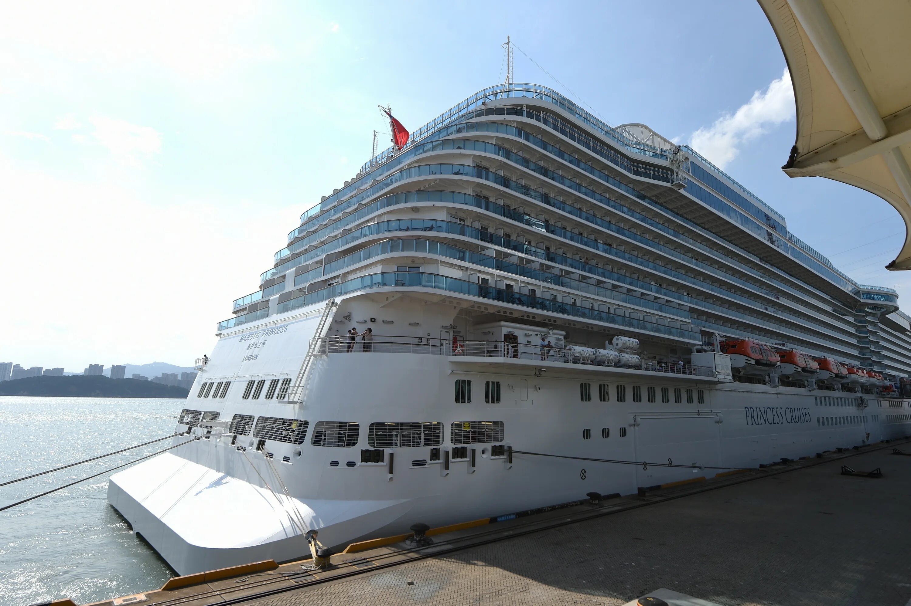 Маджестик лайнер крушение. Круизный лайнер, маджестик на дне. Маджестик лайнер горит. Маджестик лайнер крушение. Маджестик принцесс лайнер.