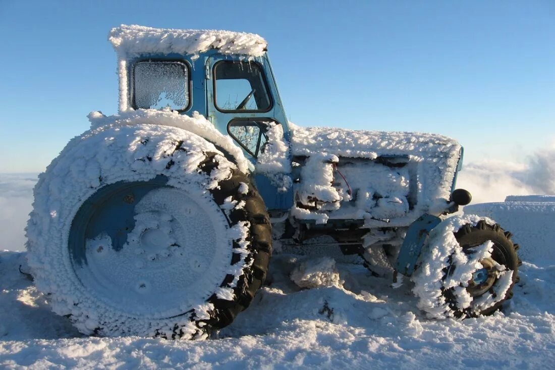 Трактор сиреноголовый. Трактор. Трактор зимой. Трактор снег. Трактор фото.