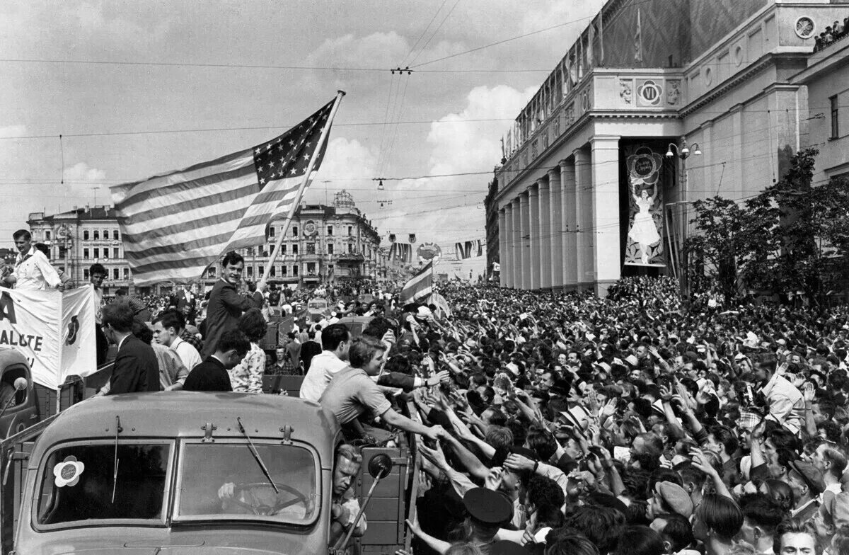 1957 год первый в истории. Фестиваль молодёжи в Москве 1957. Фестиваль молодежи в СССР 1957. Фестиваль молодёжи и студентов в Москве 1957. Vi Международный фестиваль молодежи и студентов в Москве 1957г.