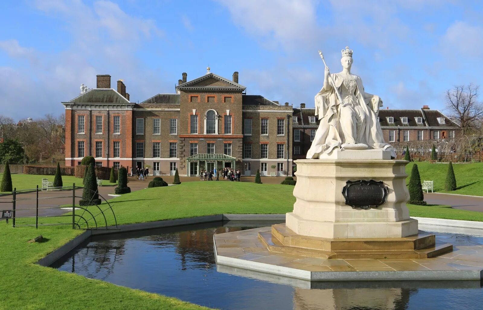 Сайт кенсингтонского дворца. Kensington Palace Кенсингтонский дворец. Кенсингтонский дворец в Лондоне памятник Королеве Виктории. Лондон Кенсингтон-Гарден. Лондон кенсингтонскиц даореу.