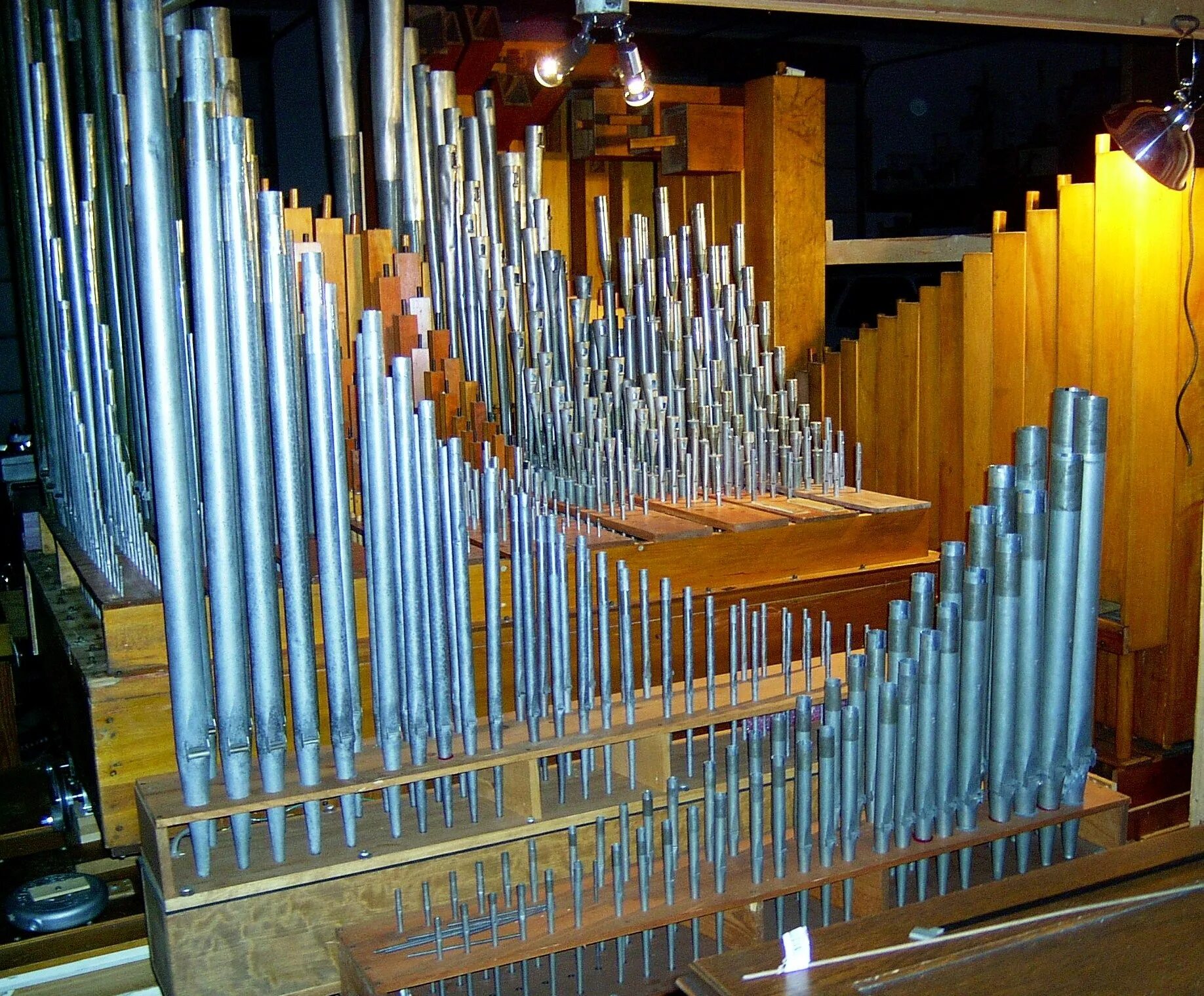 Органные трубы. Стеклянный орган. Орган музыкальный инструмент. Трубы органа музыкального инструмента. Ремонтный орган