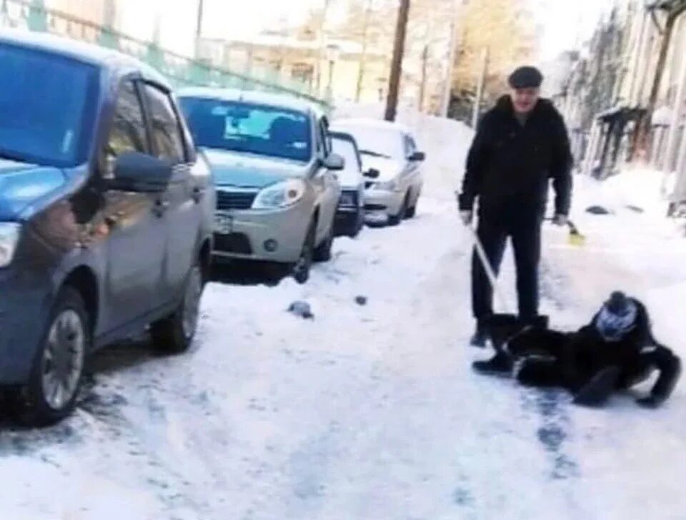 Нападение на ребенка. Полицейский с лопатой. Человек напал с лопатой.