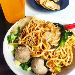 Plus, kerupuk pangsit yang bikin makan mie ayam... 
