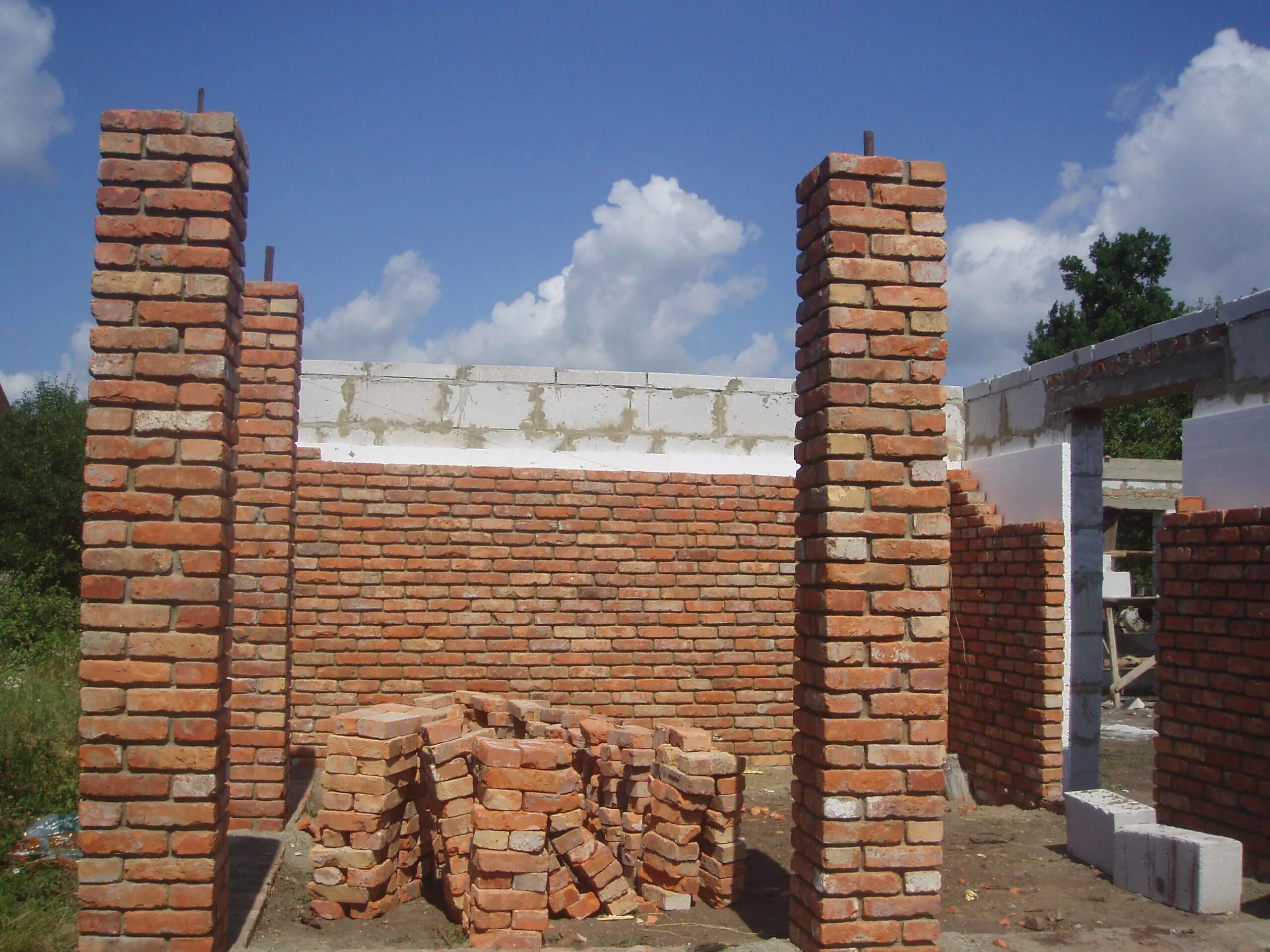 Возведение кирпичных перегородок. Кирпичная стенка. Кирпичная колонна 250х250 для навеса. Кладка кирпича цоколя. Кладка р.