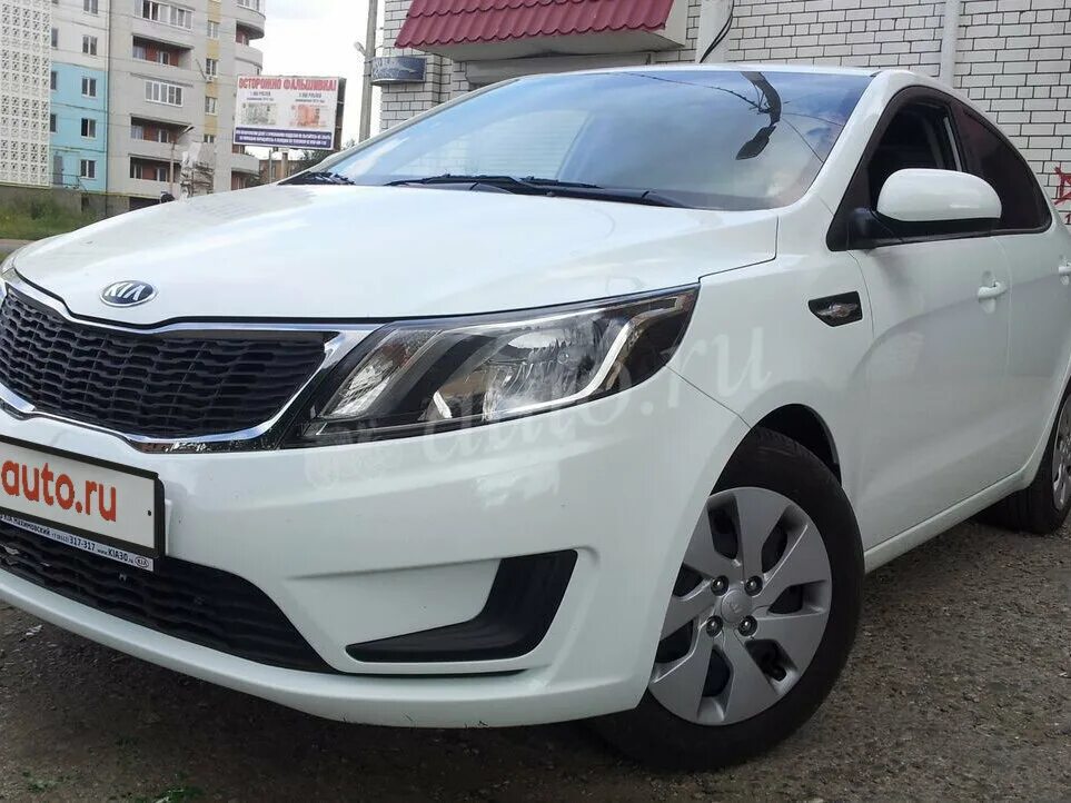 Купить киа в астрахани. Kia Rio 2014 года. Киа Рио белая 2014. Киа Рио 2014 1.4 автомат. Kia Rio, 2013 год гос номера.