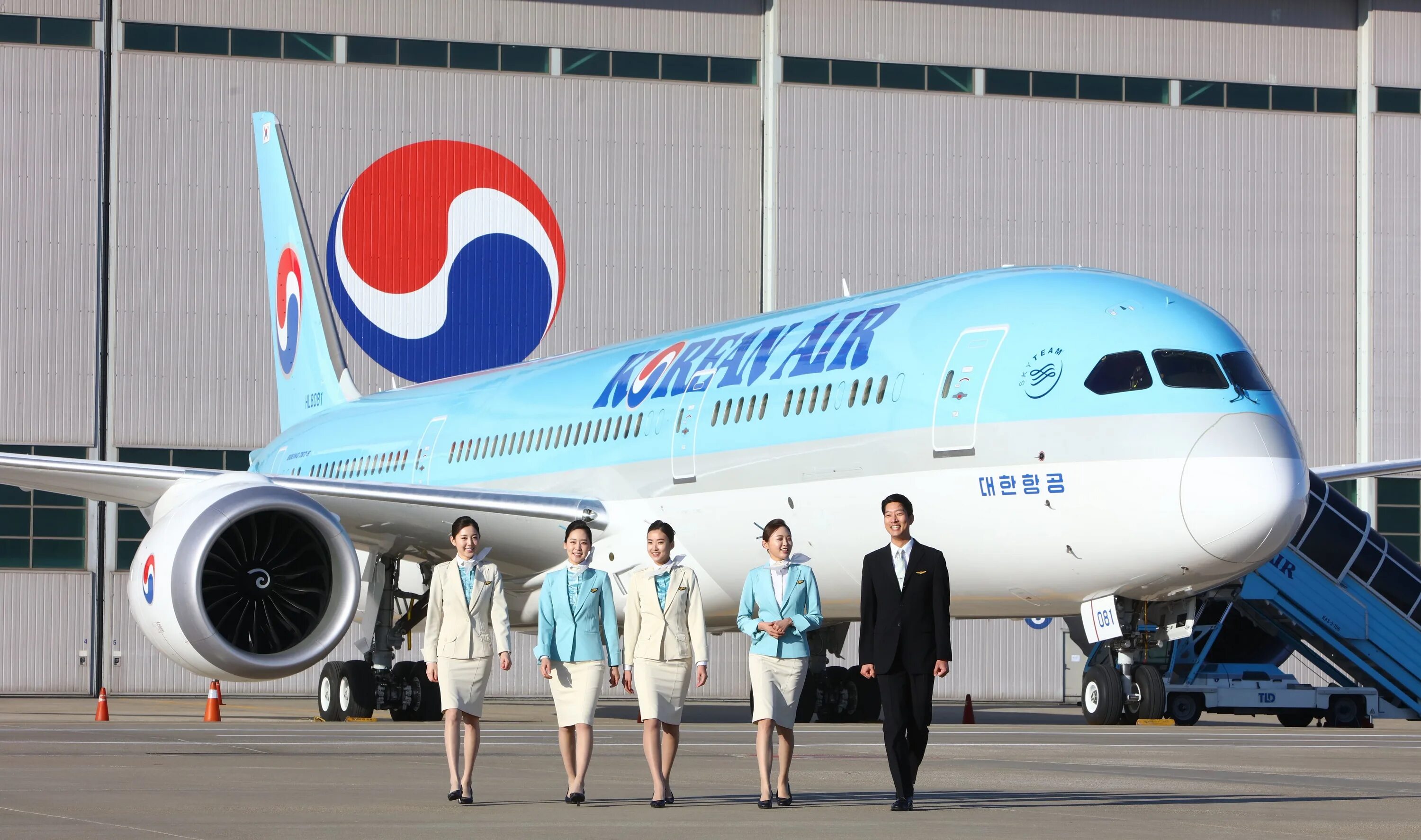 Авиакомпании перевозчики. Korean Airlines (Южная Корея) форма. Авиакомпания Кореан Эйр. Korean Air Boeing 787-9 Dreamliner. Korean Airlines (Южная Корея) стюардессы.