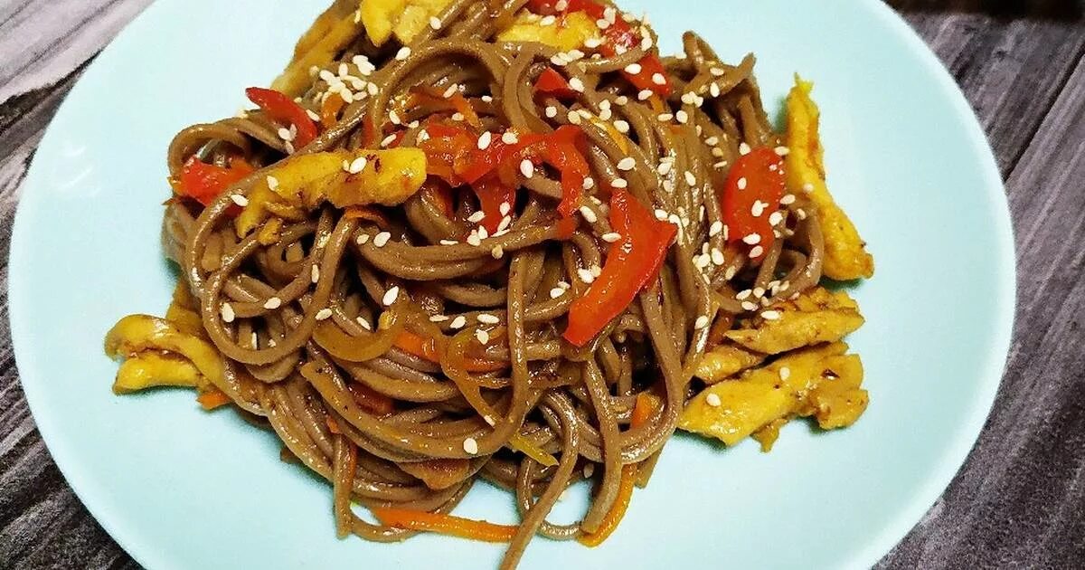 Гречневая лапша с курицей и соевым соусом. Гречневая лапша. гречневая лапша с курицей и овощами блюдо. гречневая лапша с говядиной и овощами. лапша гречневая, говядина, овощи, грибы.