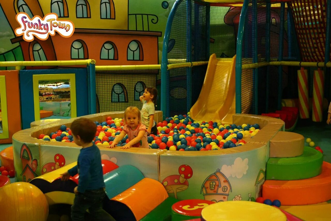 Тц родник митино детская комната. Рио kids, новосибирск. Хэппилэнд аура. Развлекательная комната для детей. Киндервиль чебоксары каскад.