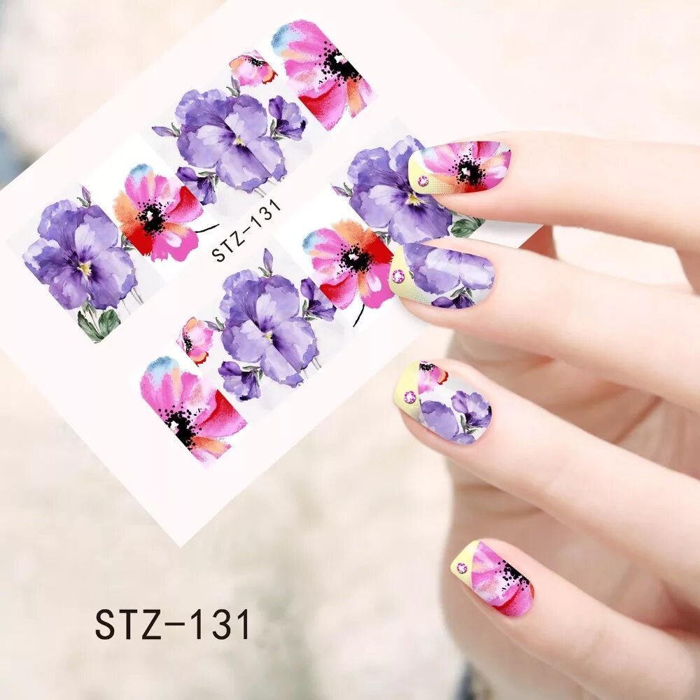 Дизайн маникюра с наклейками. Слайдеры для ногтей цветы. Фиолетовый маникюр с наклейками. Manikyur s nakleykami. Цветочные наклейки на ногти.