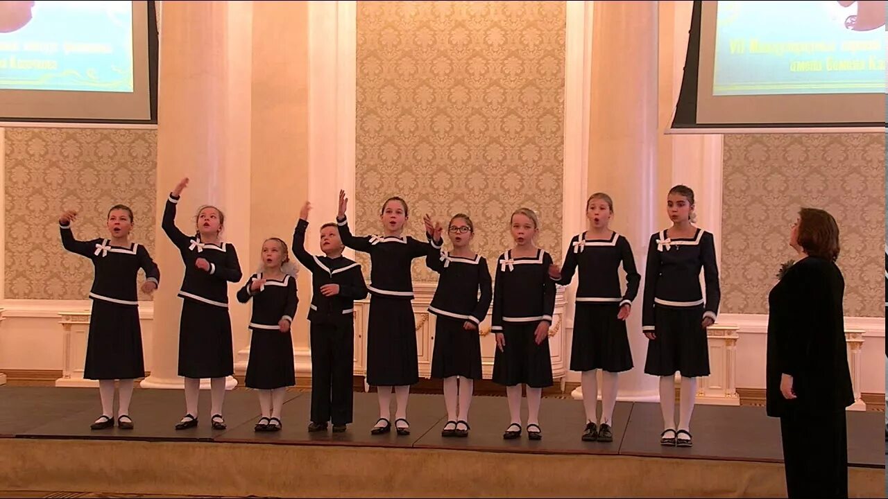 Младшая вокальная группа. Костюмы для эстрадного вокала. Сценические костюмы для вокала. Костюмы для вокального ансамбля. Младшая вокальная группа.