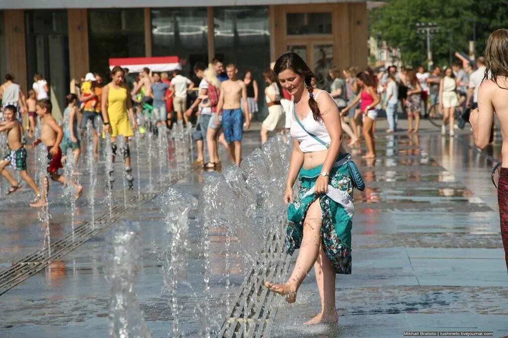 Девушки летом. Жара на улице картинки. Лето жара. Жара на улице картинки. Жара в городе.