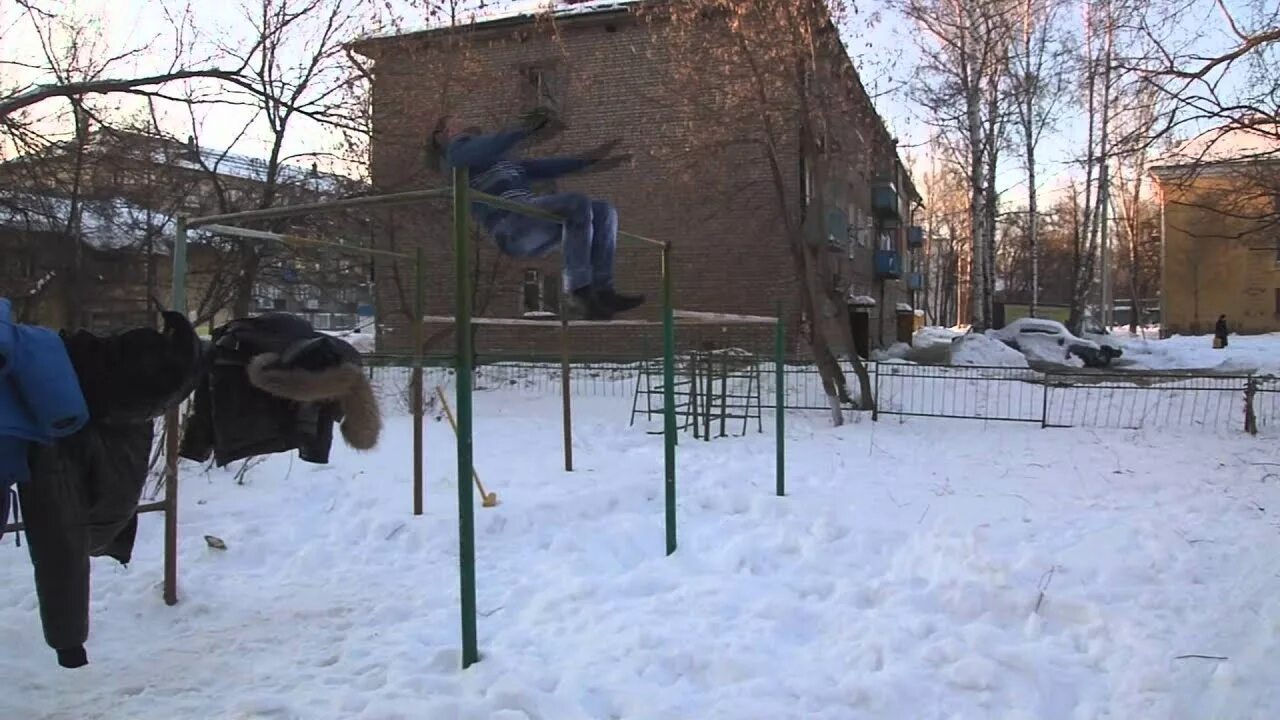 Сальто на турнике гиф. Неудачный снежок. Турники в снежную погоду. Страус в снегу гифка.