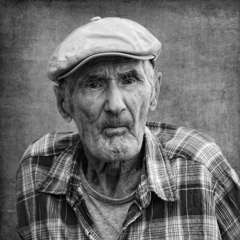 портрет деда. бородатый дед. старик ветеран. серый дед. стабрик.