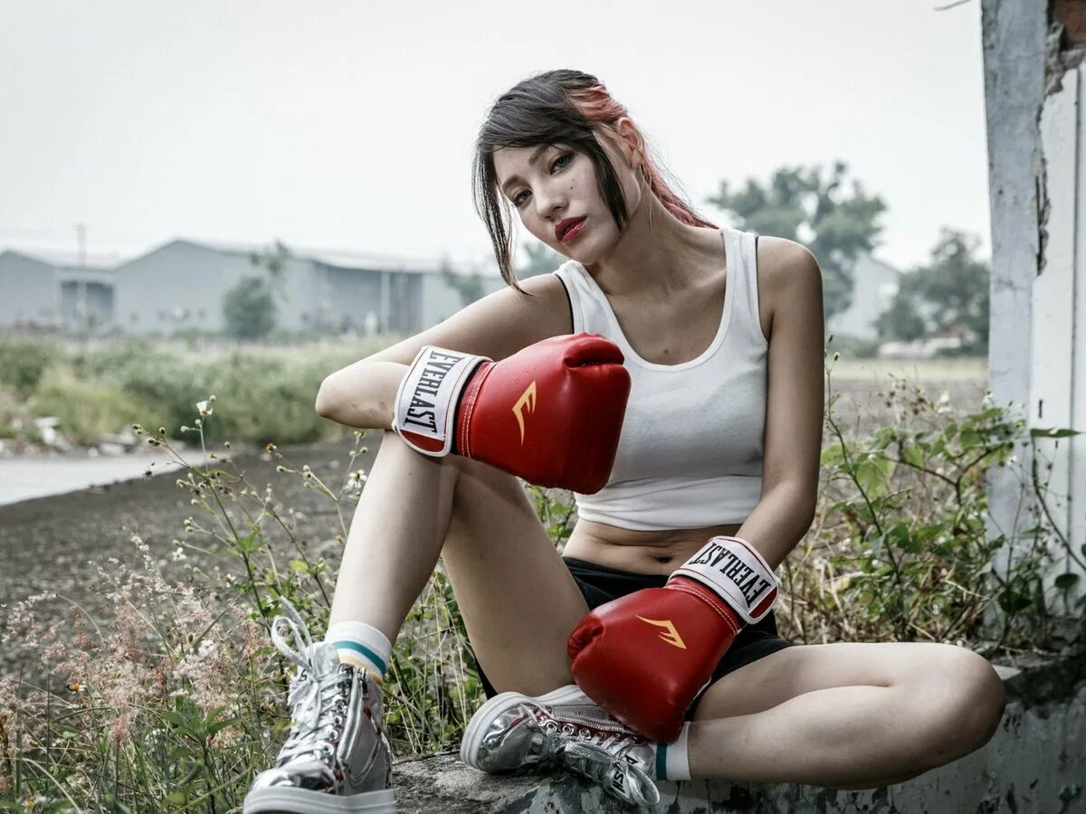 Девушка боксер. Спортивные девушки бокс. Спортивная фотосессия на улице. Женский бокс фотосессия.