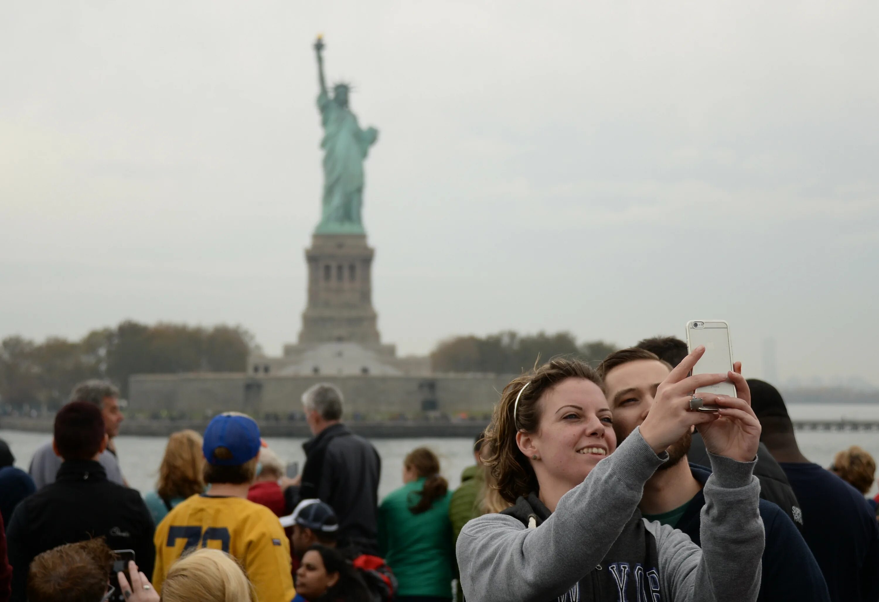 Статуя свободы Нью-Йорк туристы. Туристы в Нью Йорке. Туристы в Америке. Туризм в США.