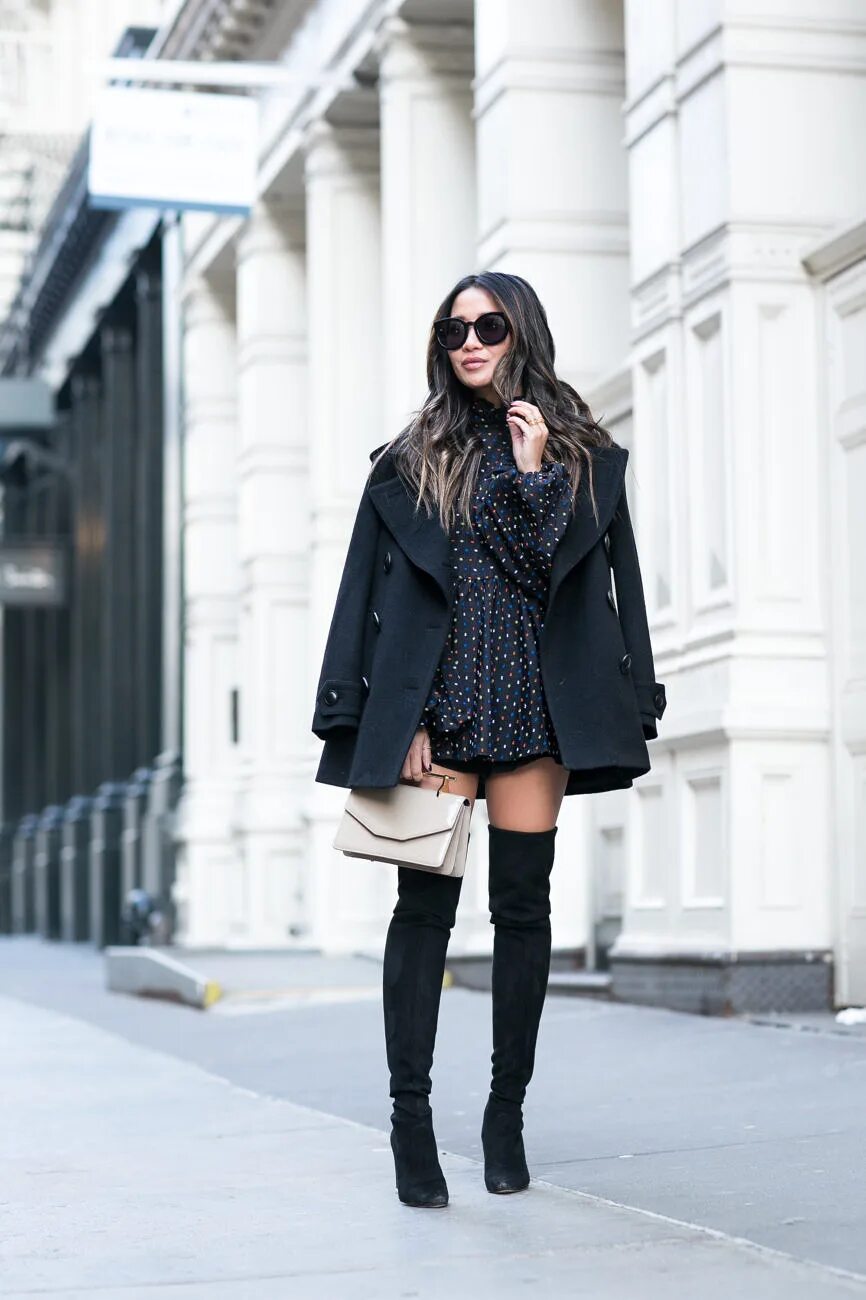 Пальто с высокими сапогами. Платье пиджак с ботфортами. Твидовый костюм и ботфорты. Ирина шейк в пиджаке. Пиджак с сапогами.