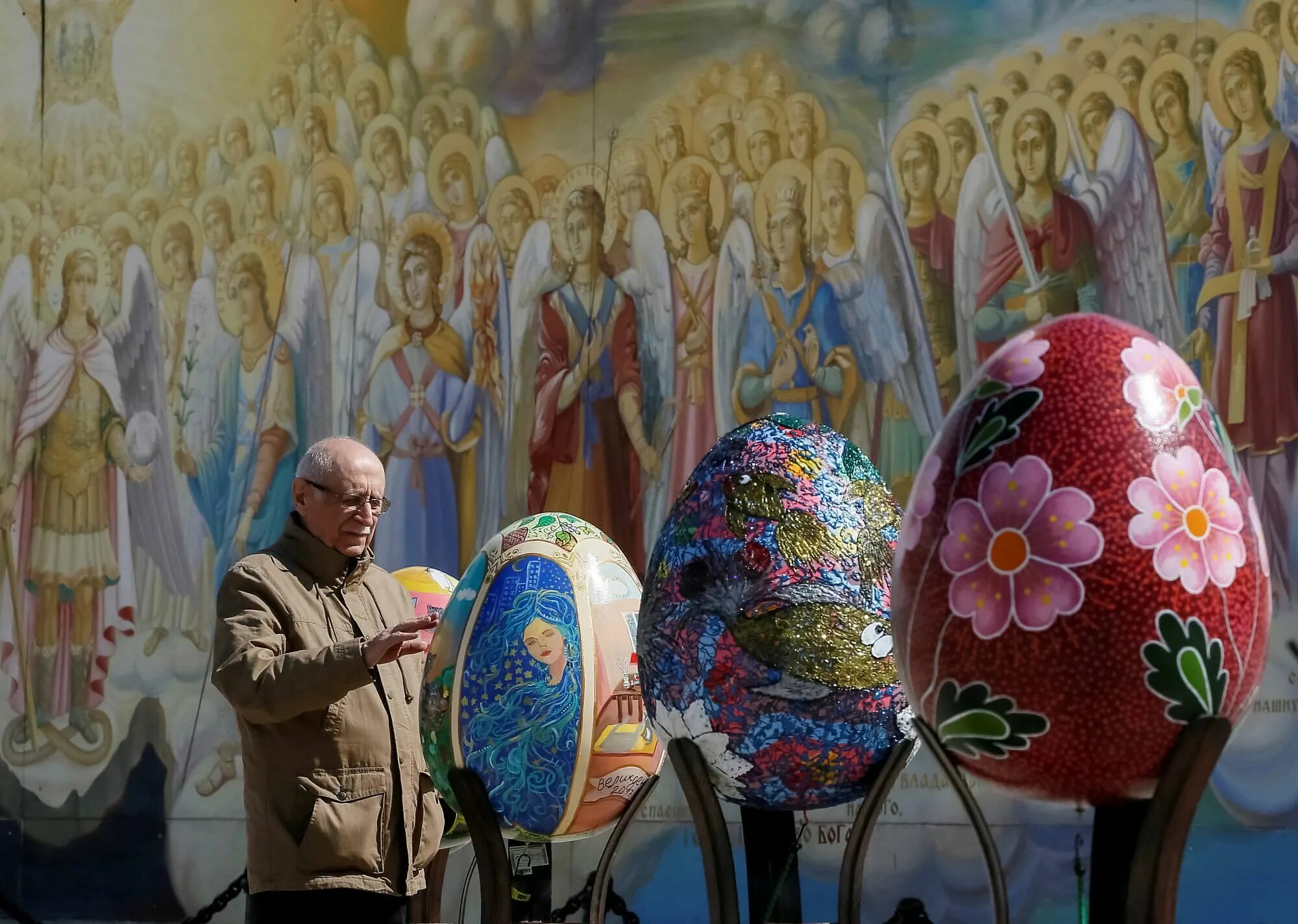 Кулич и яйца. Подготовка к пасхе фото. Пасха в україні 2024. Русский и украинец с пасхой. Куличи на пасху.