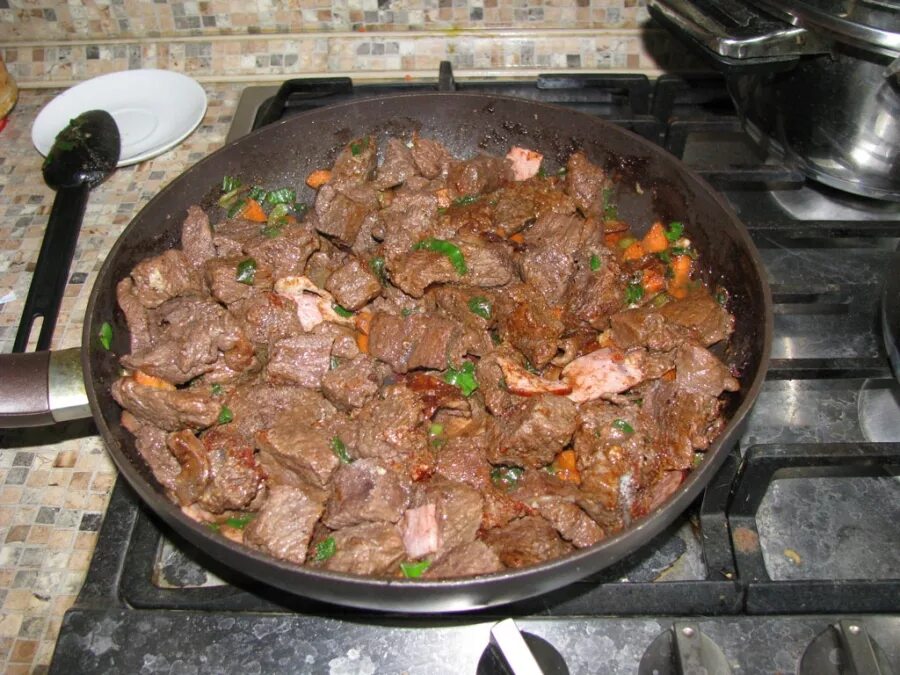 Жареная говядина с луком на сковороде. Мясо на сковороде. Жареное мясо на сковороде. Вкусная говядина на сковороде. Жареная говядина на сковороде с луком.