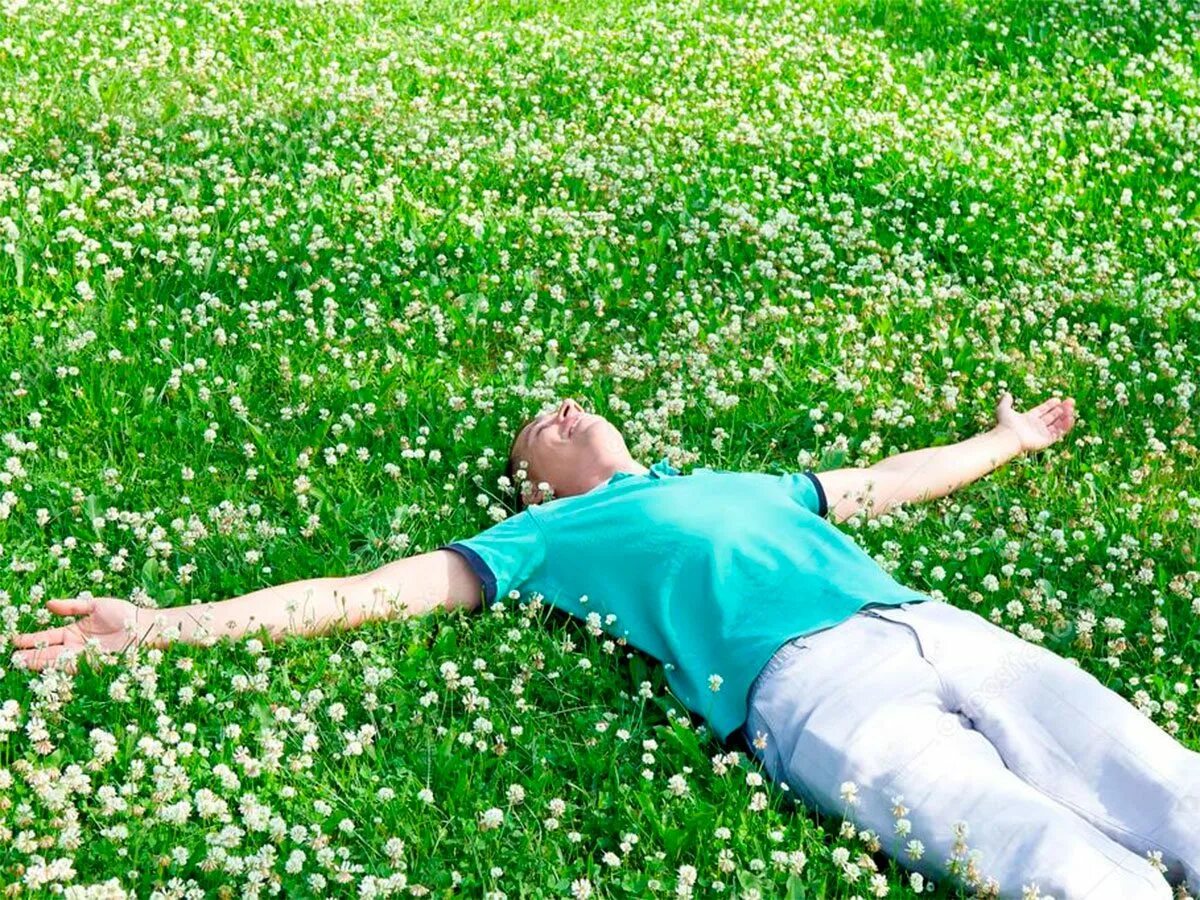 Человек лежит на траве. Лежит на траве. Мужчина лежит на траве. Орава людей.