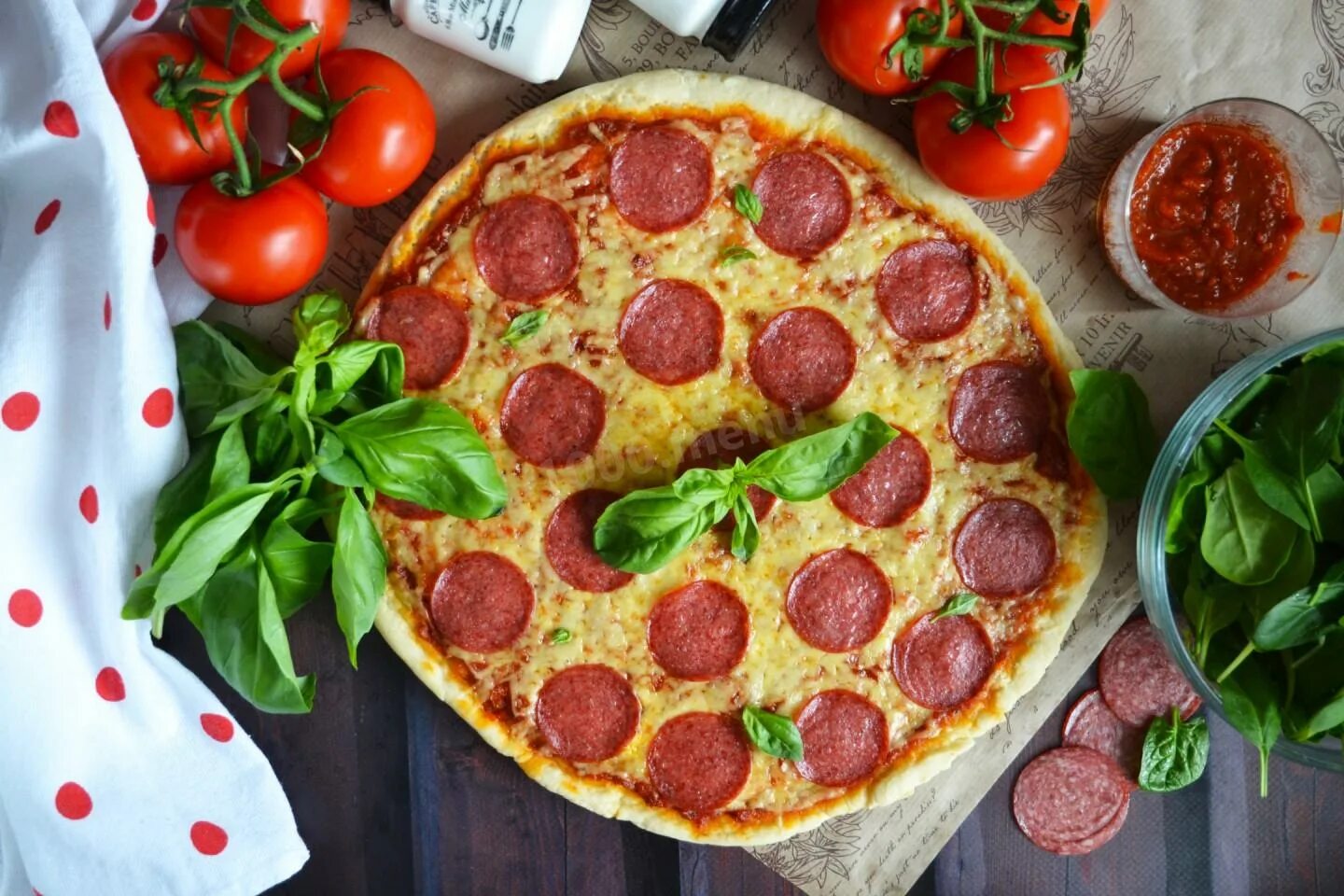 Пошаговый рецепт пиццы пепперони. Пицца пепперони. Пицца пеперони итальянская. Пицца пепперони рецепт. Ингредиенты для пиццы пепперони.