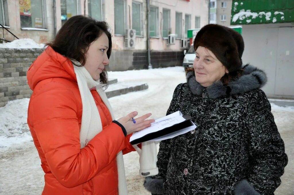 социологическийвопрос. анкетирование респондентов. социальный опрос на тему экология. опрос на улице. социологический опрос.