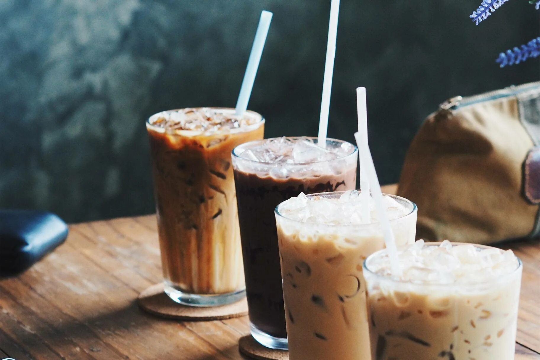 Айс латте. Холодный кофе ( Iced Latte). Айс капучино. Холодные напитки айс латте. Холодный кофе с льдом