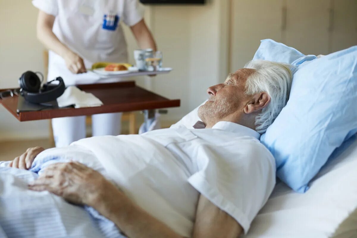 Уход за лежачими после инсульта. Лежачий пациент. Пациент лежит. Кровать для пожилых людей.