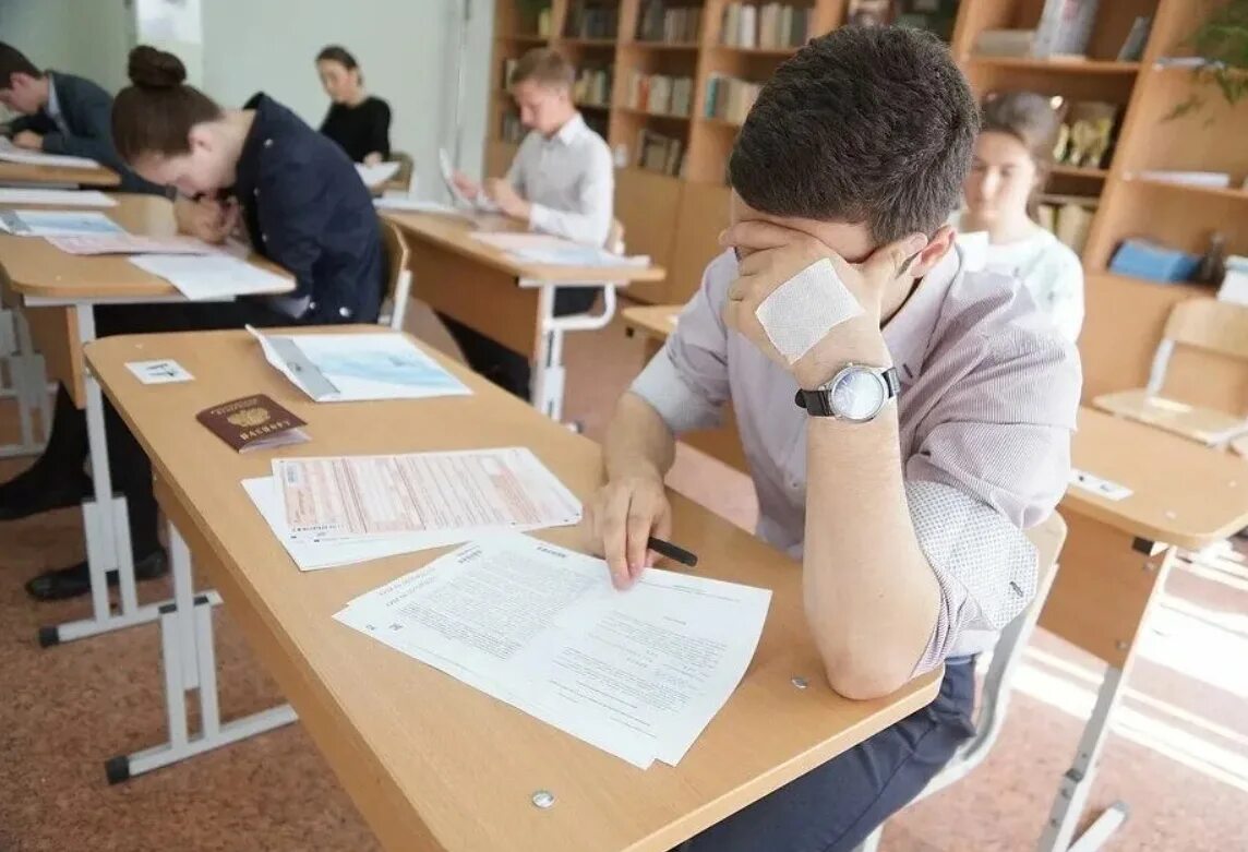 Экзамены в школе. ЕГЭ. Сдал экзамен в школе. Школьники на экзамене.