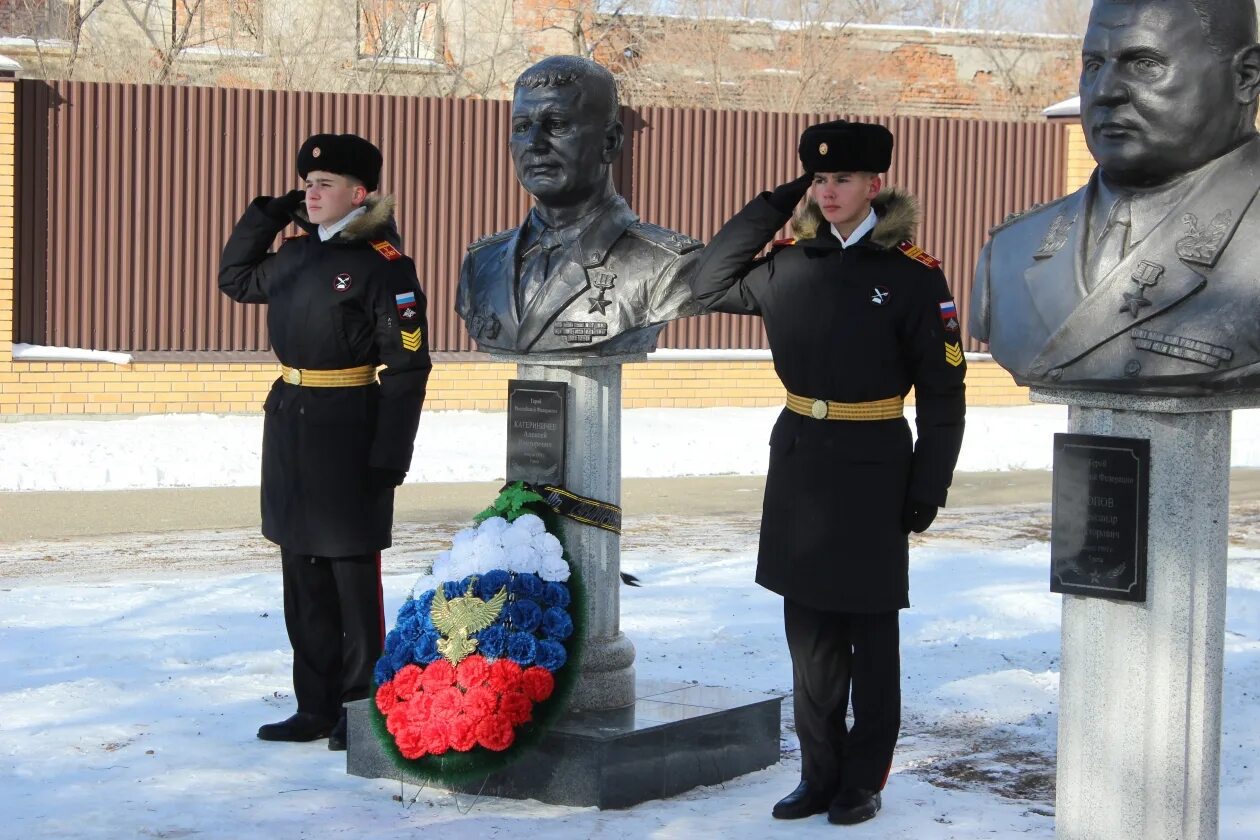 Увековечили память героя. Бюст Катериничев в Уссурийском СВУ. Суворовское училище Уссурийск. Увековечивание памяти героям. Герои России.