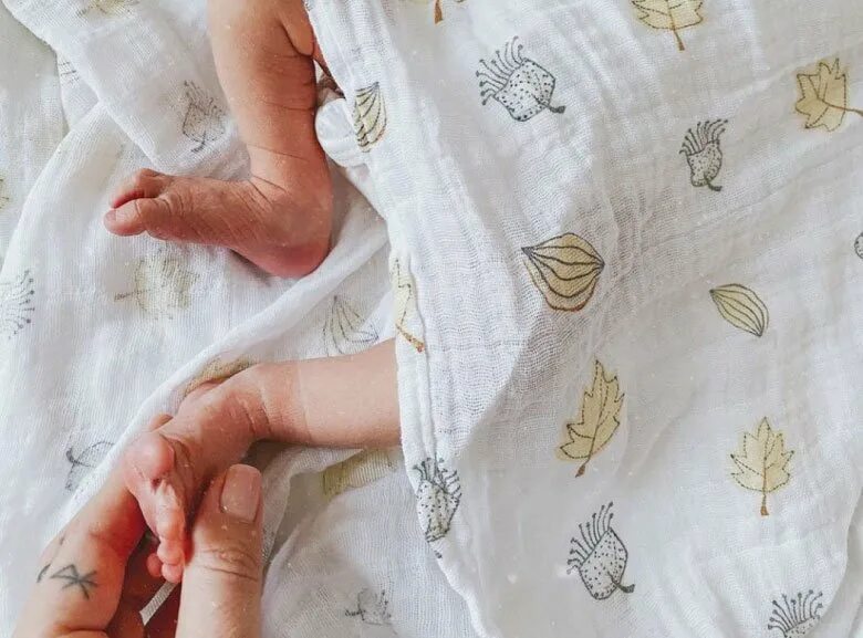 Муслиновые пеленки lupilu. Муслин для новорожденных. Муслиновые пеленки для новорожденных. Муслиновая ткань для пеленок.